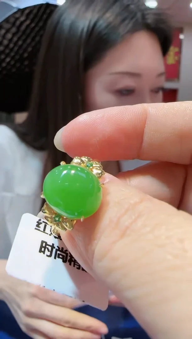 【闪购商品】和田玉戒指18K金镶嵌苹果绿旦面戒