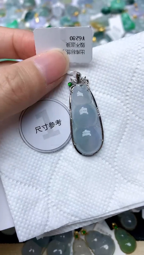 颈饰18K金镶嵌翡翠天然A货翡翠