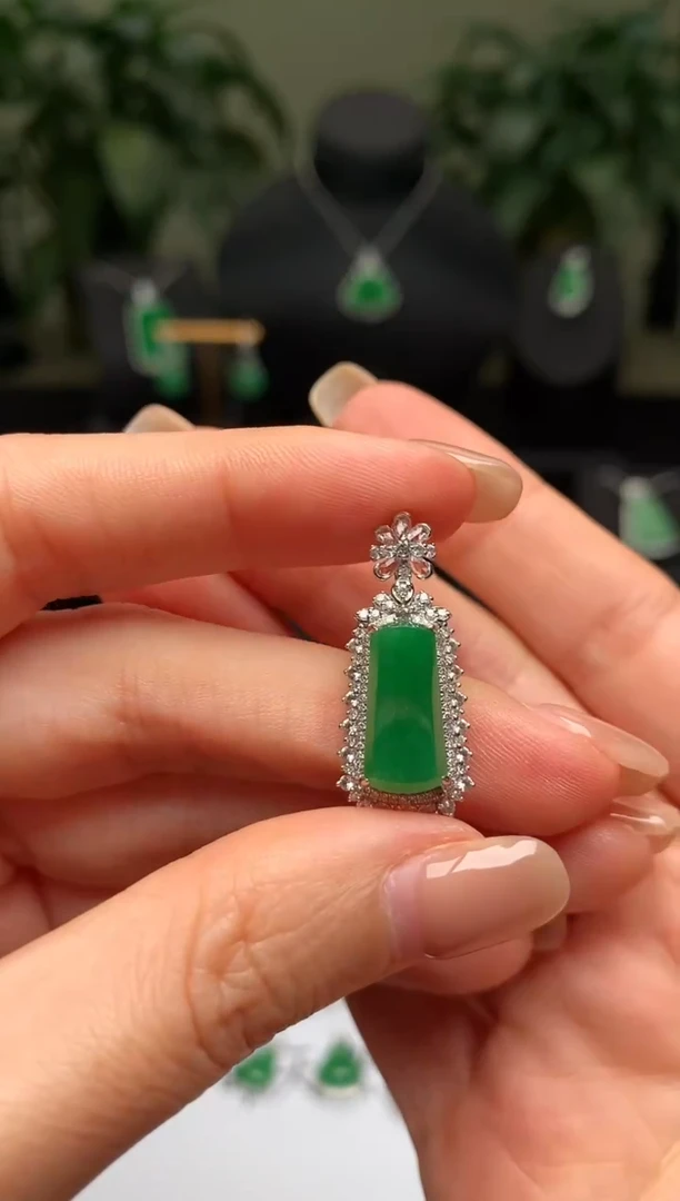 颈饰18K金镶嵌翡翠无事牌