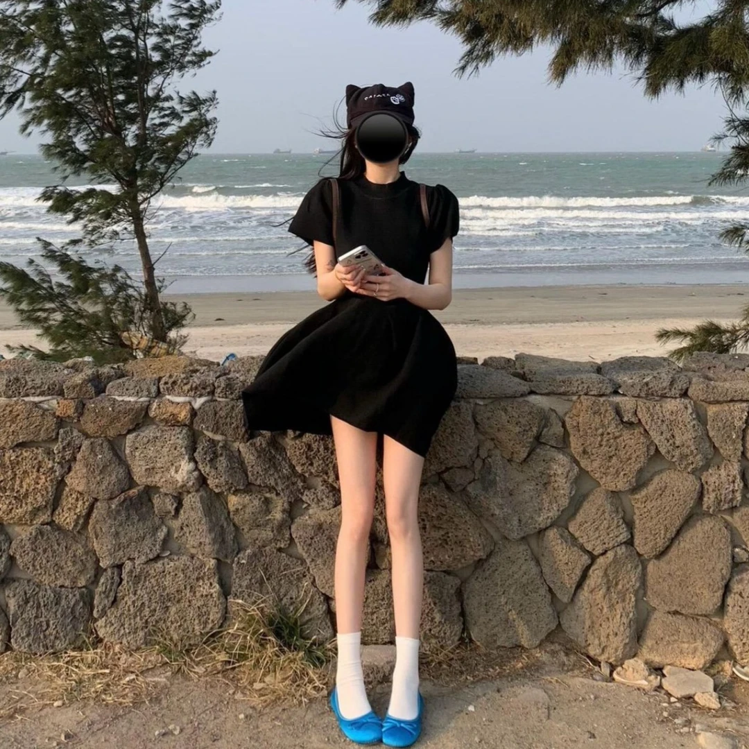 春夏季款欧若风赫本风黑色连衣裙高级感短袖针织气质显瘦蓬蓬裙女