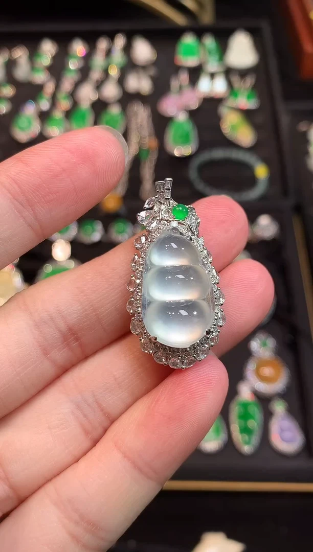 吊坠(赠链)18K金镶嵌翡翠玻璃种茅台白福豆吊坠