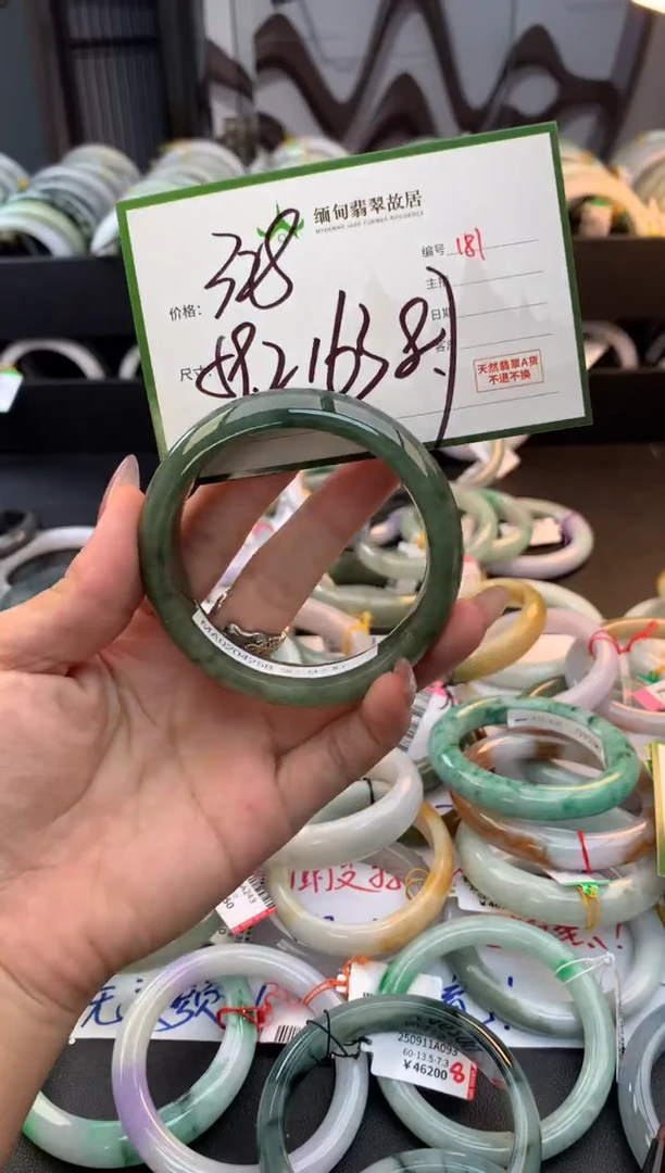 未镶嵌定制翡翠毛货需精细抛光+多人