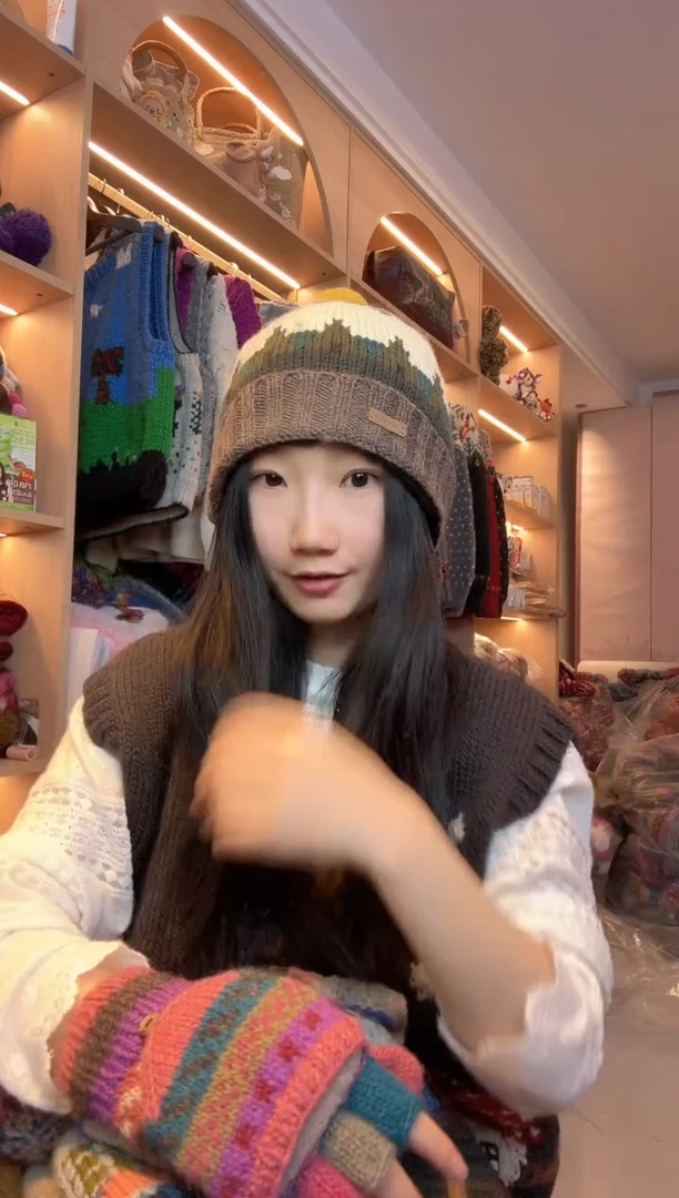 羊毛美利奴白灰色小树翻遍单球