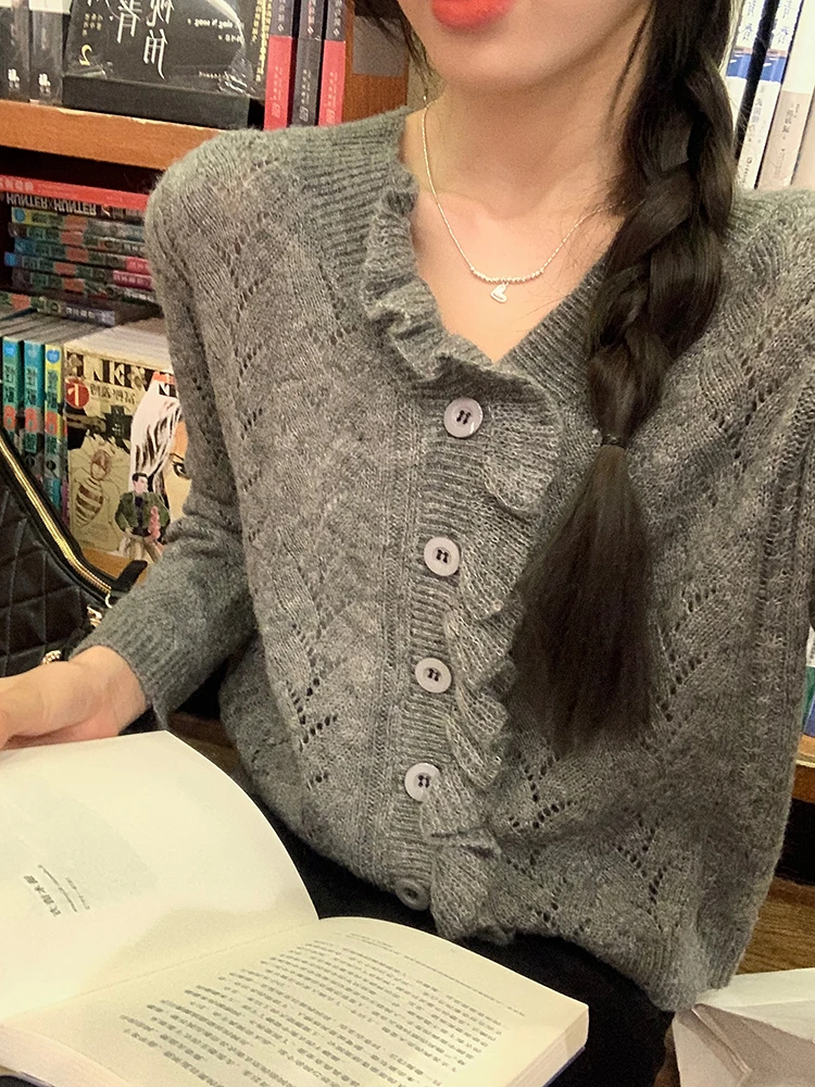 乌77设计感镂空挑孔v领木耳边毛衣开衫女秋气质宽松针织上衣