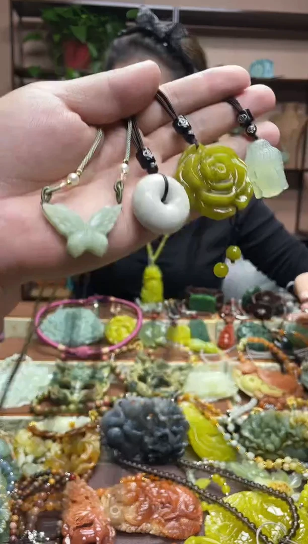 未镶嵌岫玉颈饰·