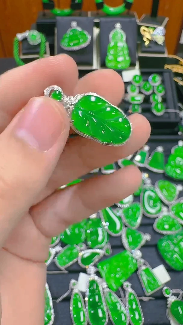 【闪购商品】翡翠吊坠(赠链)18K金镶嵌天然A货翡翠