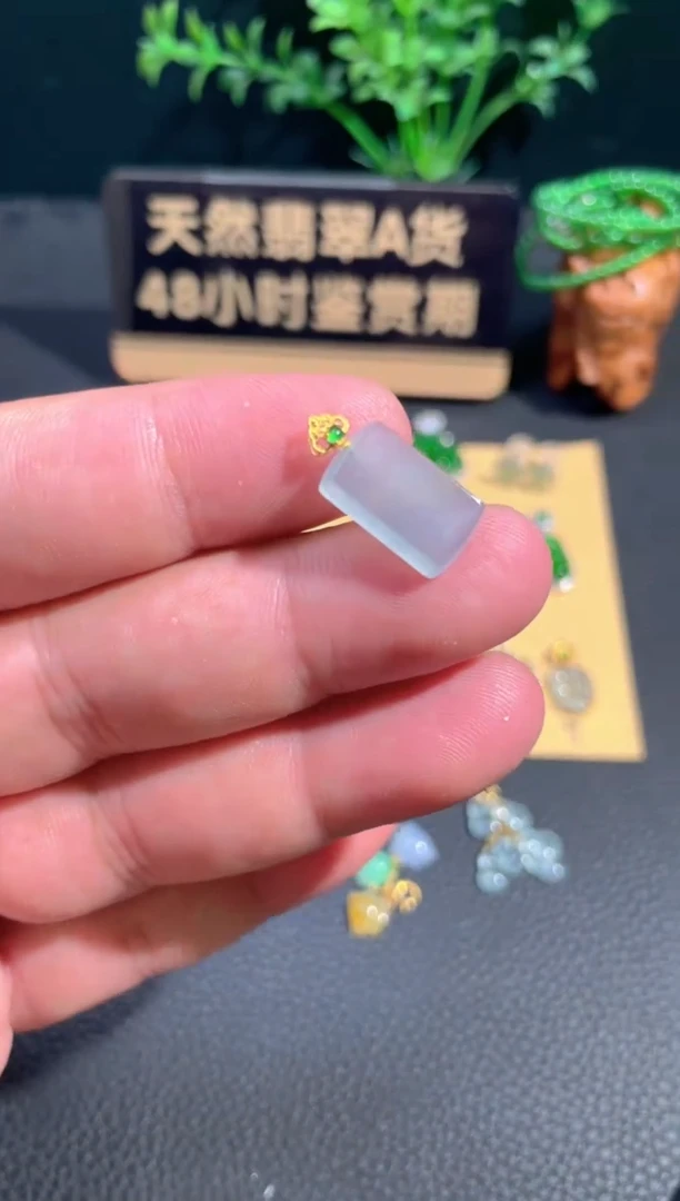 颈饰18K金镶嵌翡翠翡翠