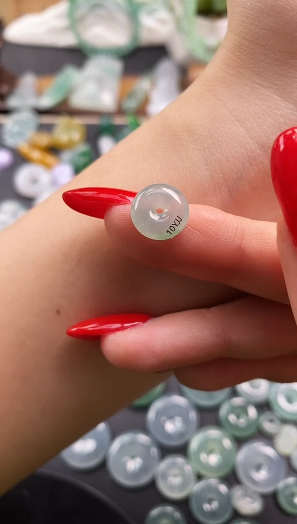 颈饰未镶嵌翡翠平安扣