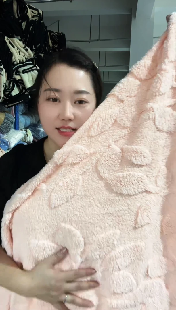 混纺主播手上展示的产品