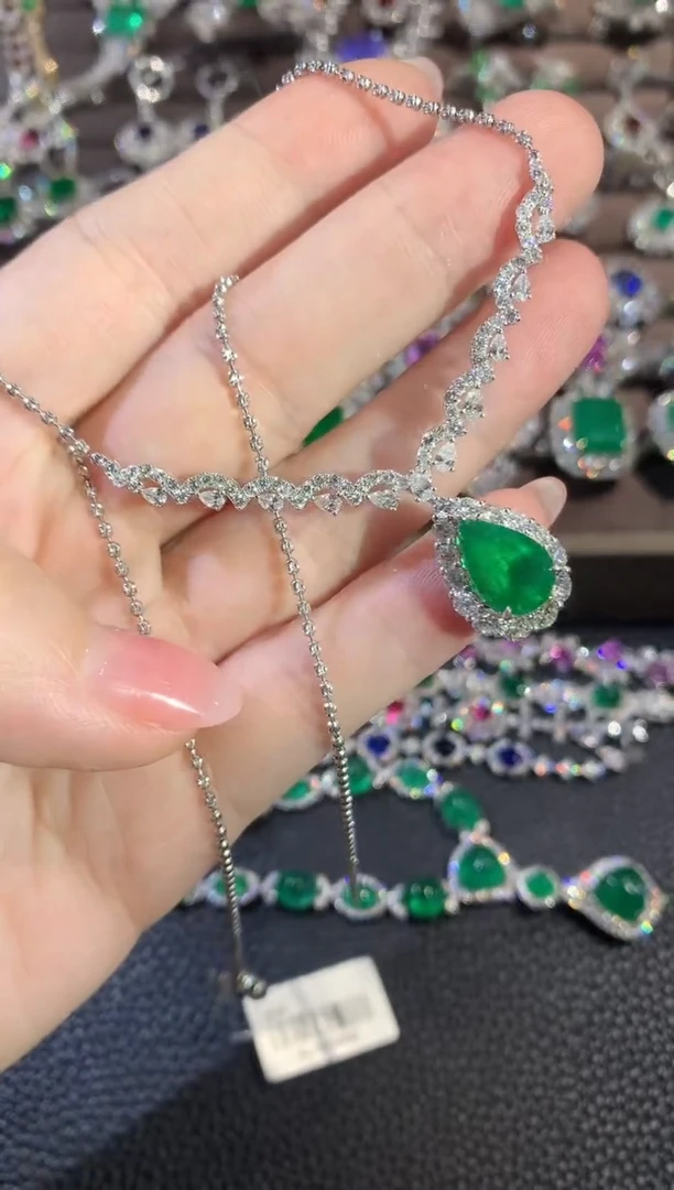 18K金镶嵌套链祖母绿C48