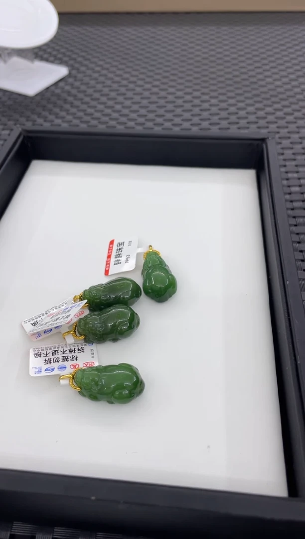吊坠(不含链)18K金镶嵌和田玉貔貅微矿点（多样性发一件)PP53