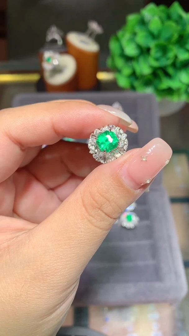 18K金镶嵌戒指祖母绿1.67CT