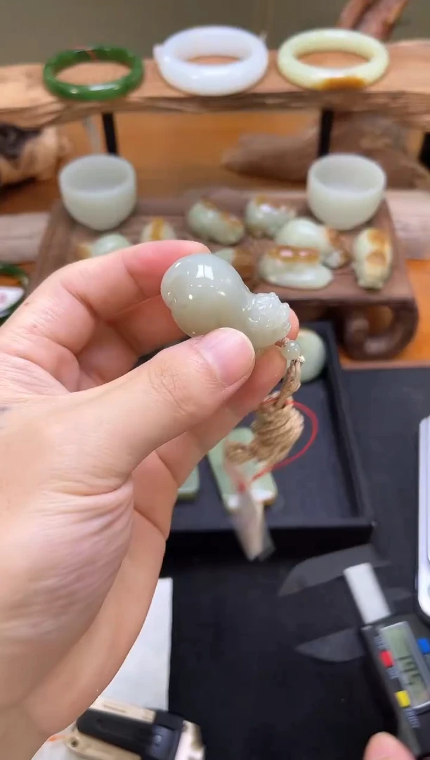 吊坠(不含链)未镶嵌和田玉且末青白 貔貅 57