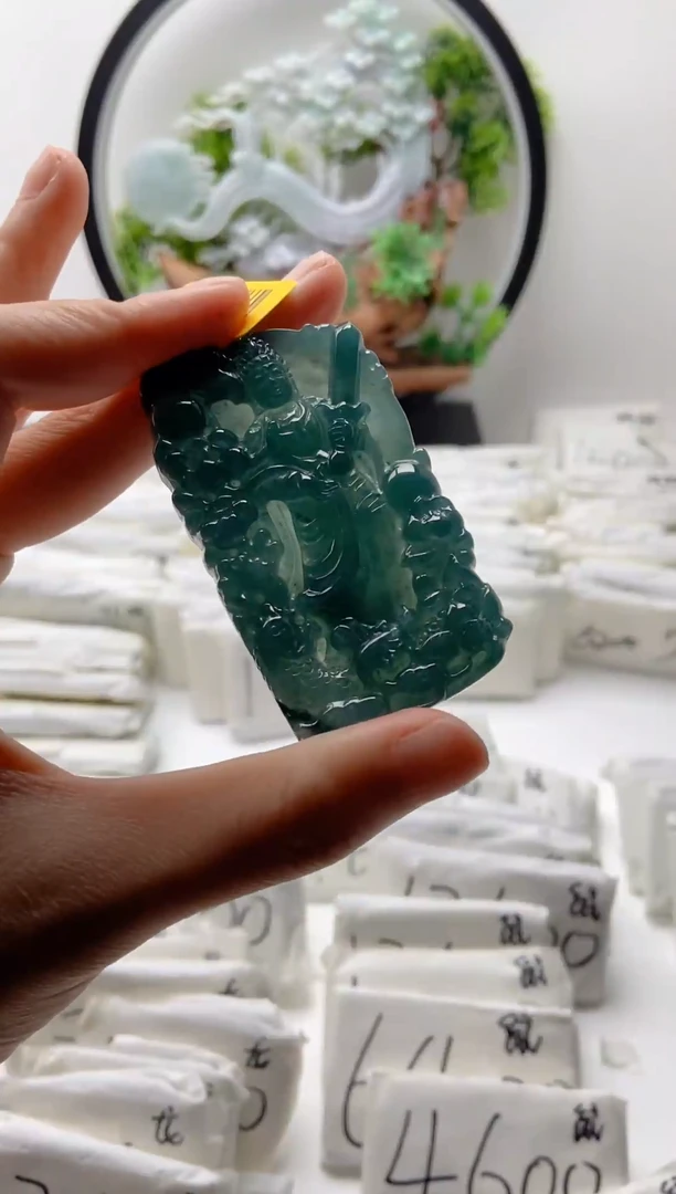 翡翠未镶嵌颈饰虚空藏