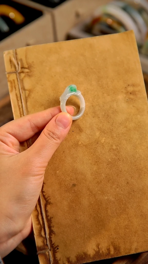 未镶嵌戒指翡翠阳绿俏色巧雕戒指