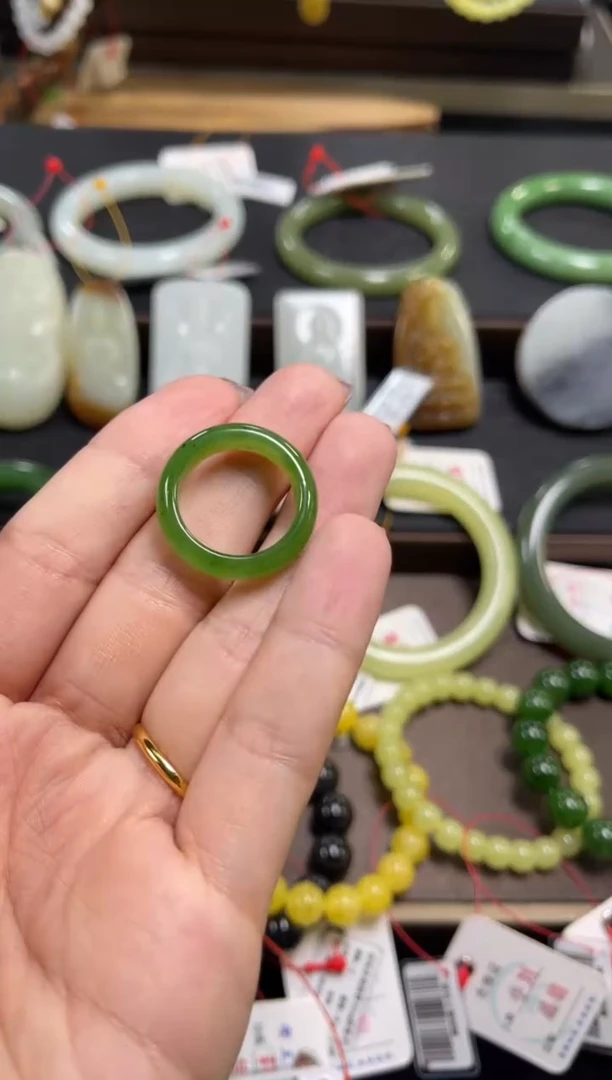 未镶嵌戒指和田玉俄罗斯碧玉 18+圈 有瑕疵