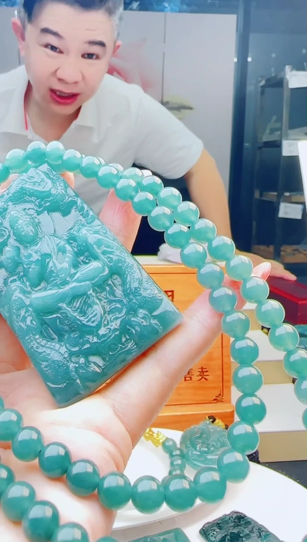 翡翠未镶嵌颈饰多样性发货其中一件