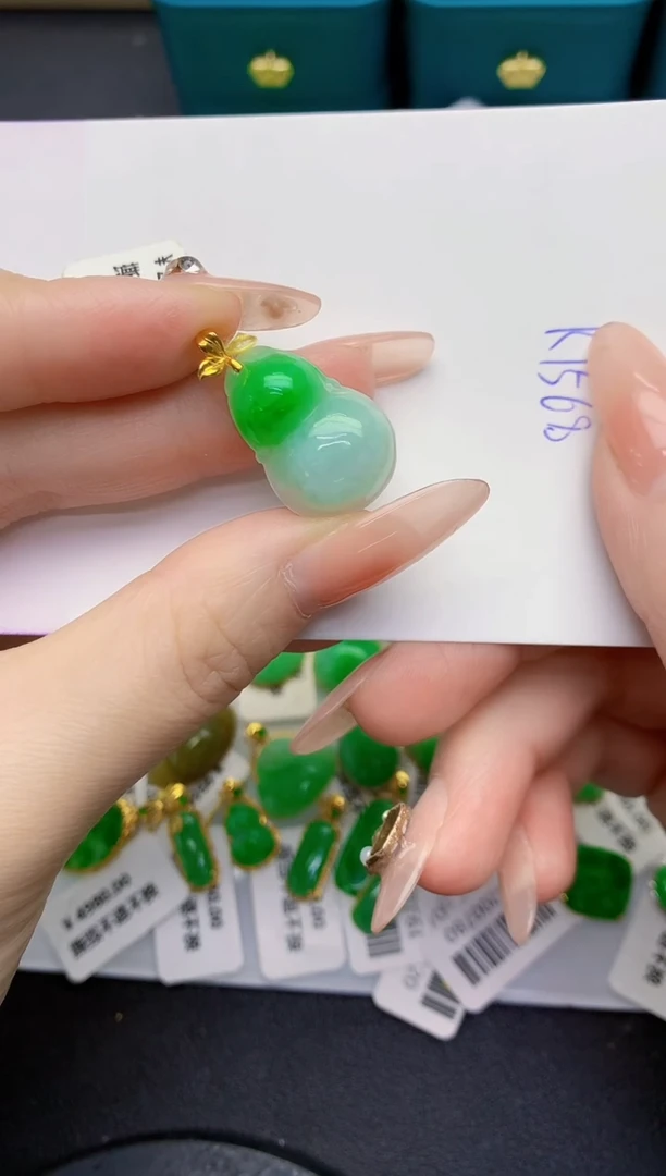 颈饰18K金镶嵌翡翠缅甸天然翡翠A货