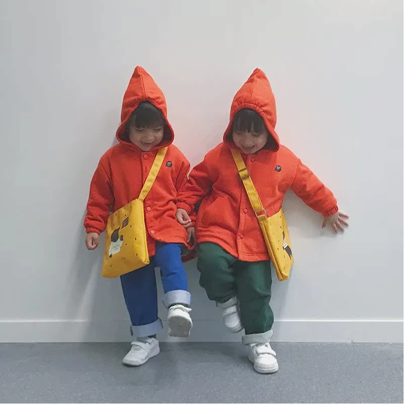 童装桔红色连帽外套