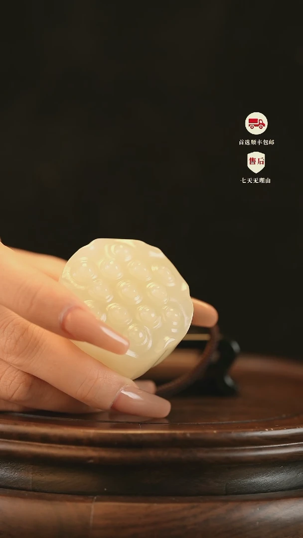 云南石竹叶青雕刻：手握莲蓬手把件挂件摆件