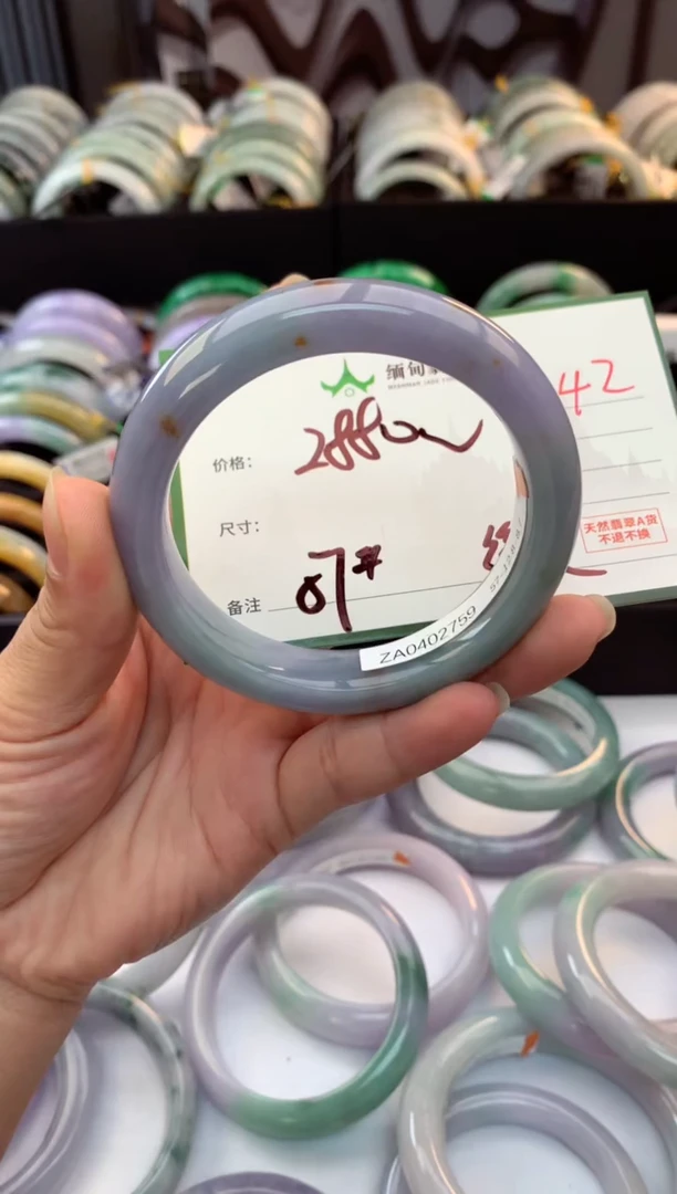 未镶嵌定制翡翠毛货需精细抛光+多人