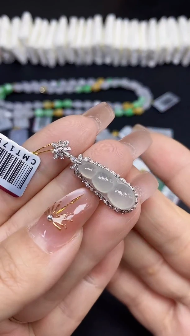 吊坠(不含链)18K金镶嵌翡翠豆子18K金扣镶嵌@@CMT1791-4