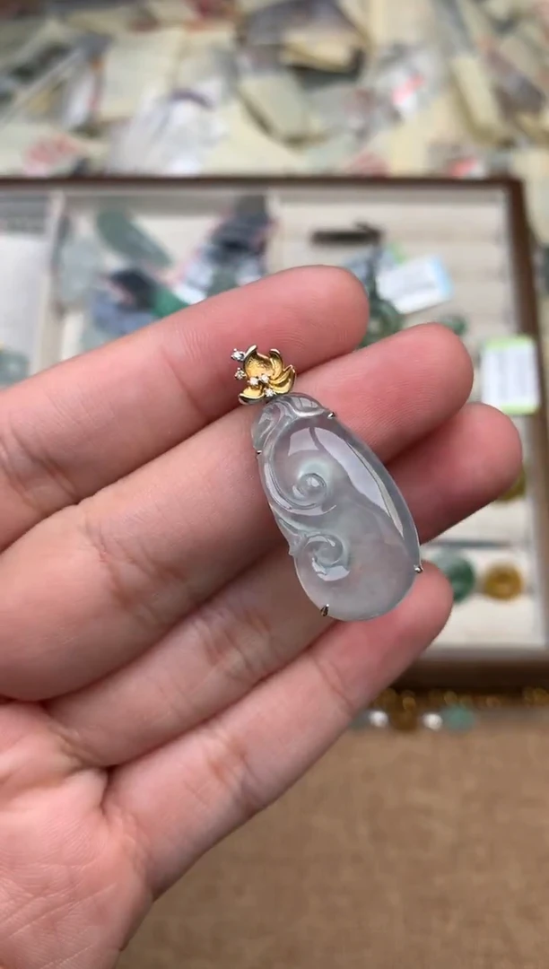 18K金镶嵌挂件翡翠一