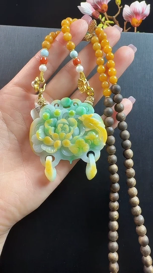 颈饰未镶嵌翡翠蝶恋花