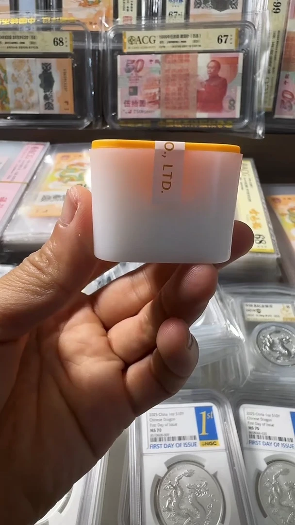 塑料银龙币 五枚装一桶 原封未拆封  如图