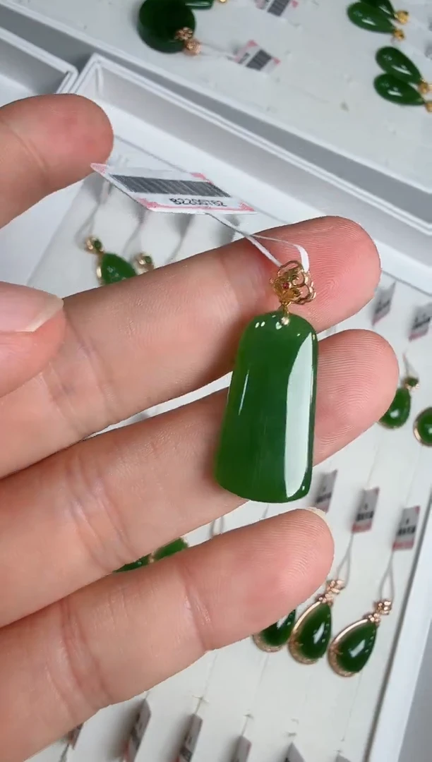 和田玉18K金镶嵌吊坠(不含链)苹果绿无事牌吊坠 h20