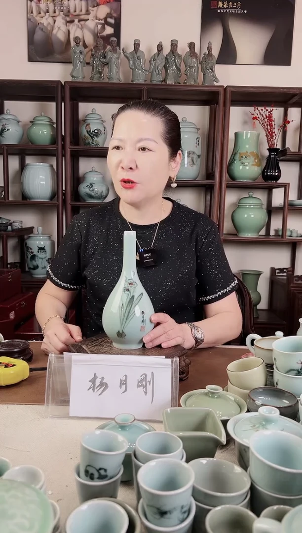 釉中彩 兰花画 收口瓶