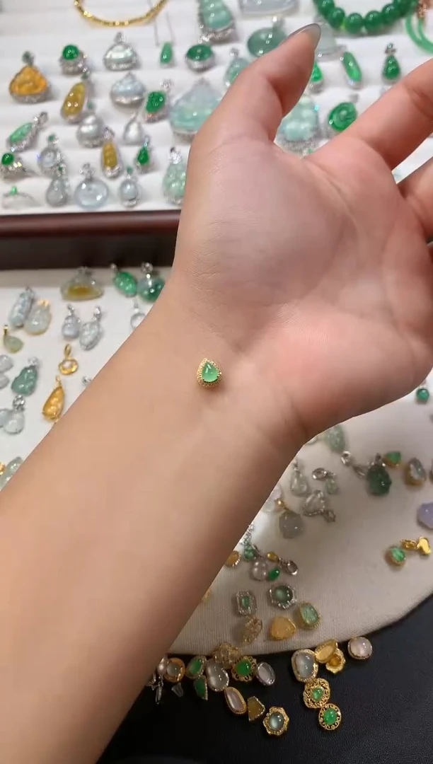 翡翠18K金镶嵌颈饰水滴路路通