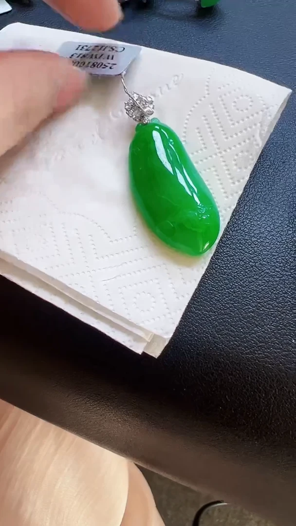 颈饰18K金镶嵌翡翠?****3瓜