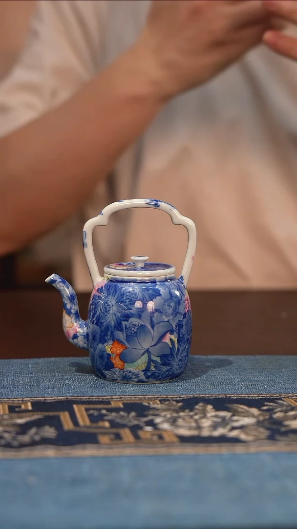 梵****）晓剑窑青花万花壶