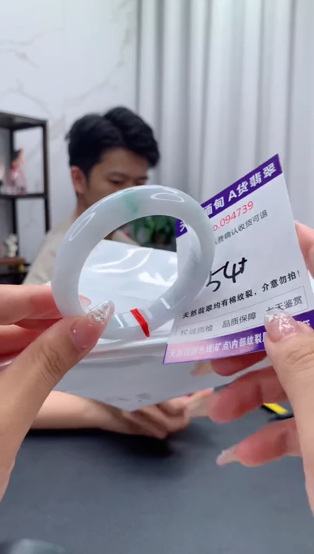 未镶嵌手镯翡翠有纹，完美者勿拍