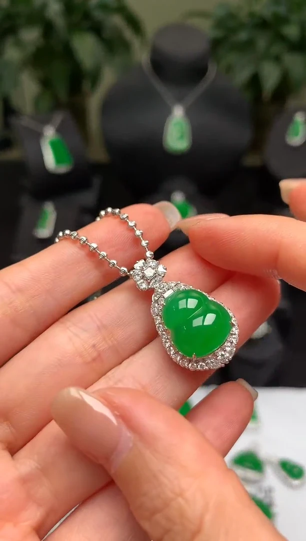 颈饰18K金镶嵌翡翠葫芦