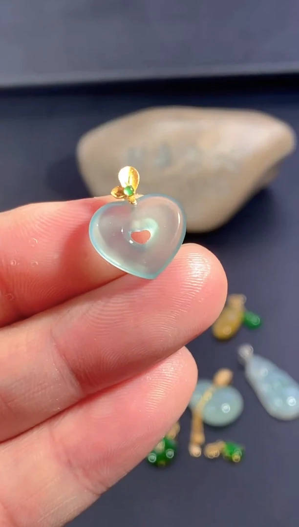 颈饰18K金镶嵌翡翠