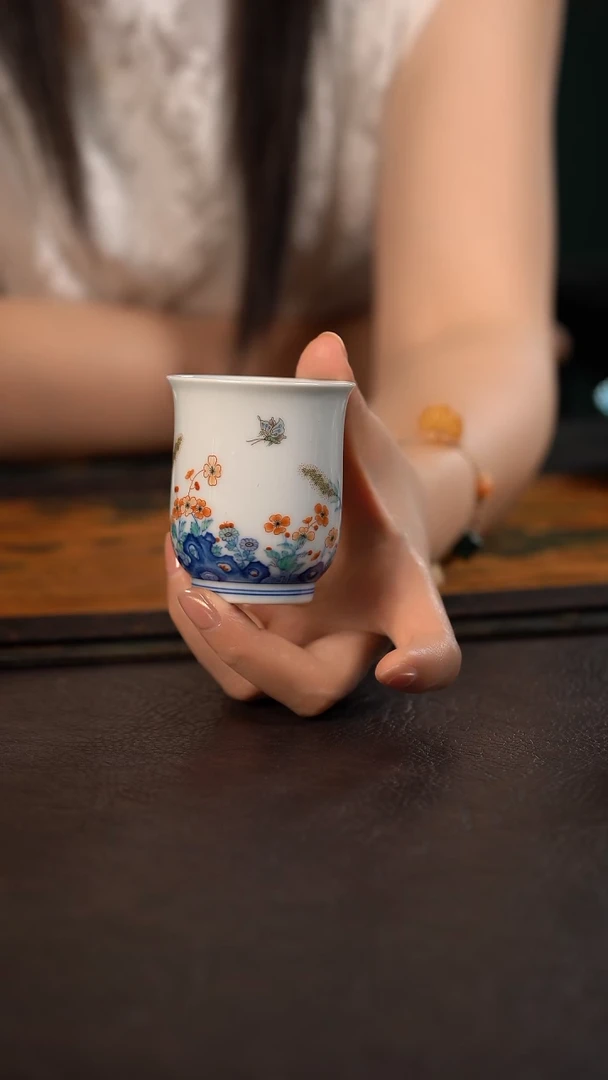 云霞珍藏五彩秋鸣手握玉兰杯