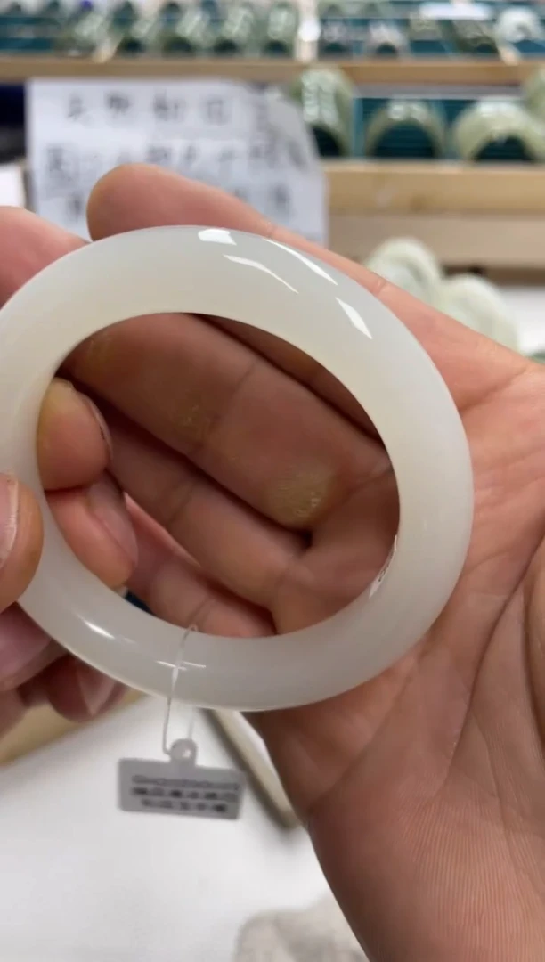 未镶嵌手镯和田玉?**榴和田玉手镯20z00001