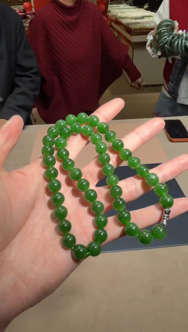 颈饰未镶嵌和田玉卡10左右 1.1倩倩 有黑点