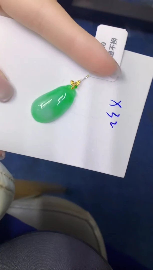 颈饰18K金镶嵌翡翠缅甸天然翡翠A货