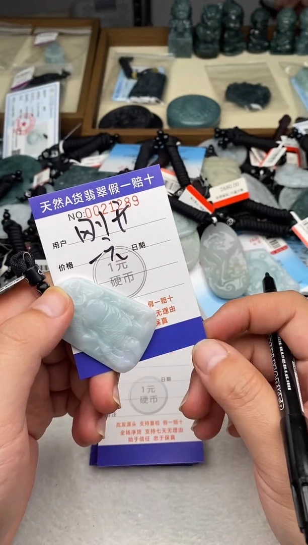 翡翠未镶嵌颈饰小*?多样性发其一