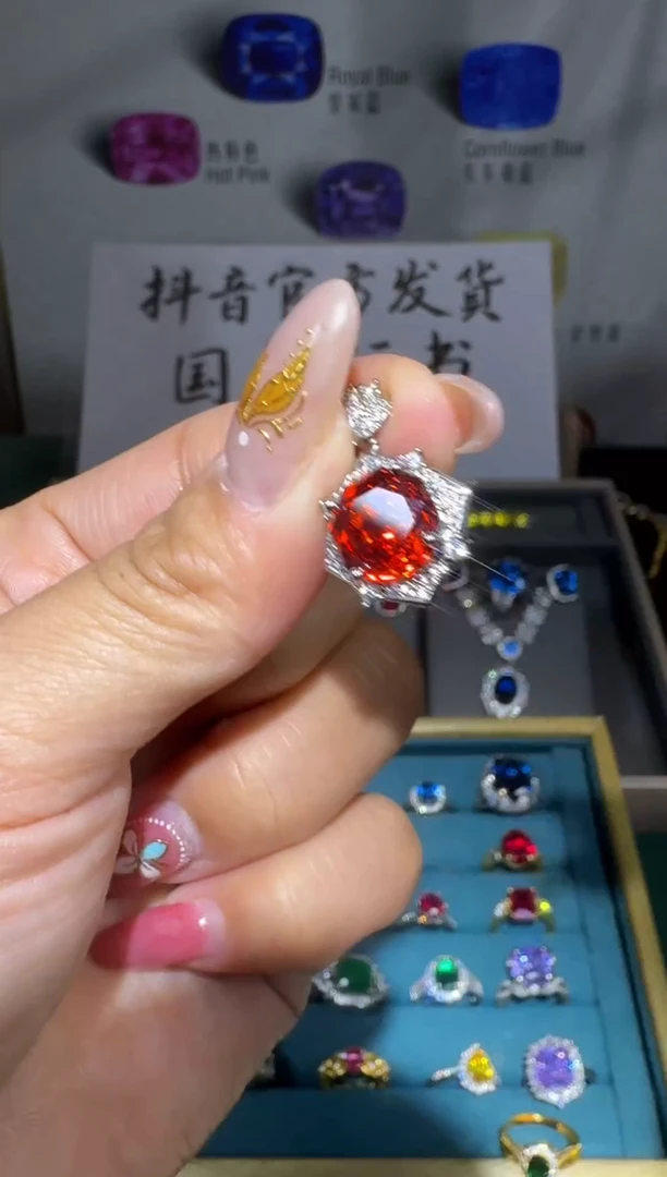 颈饰18K金镶嵌钻石0