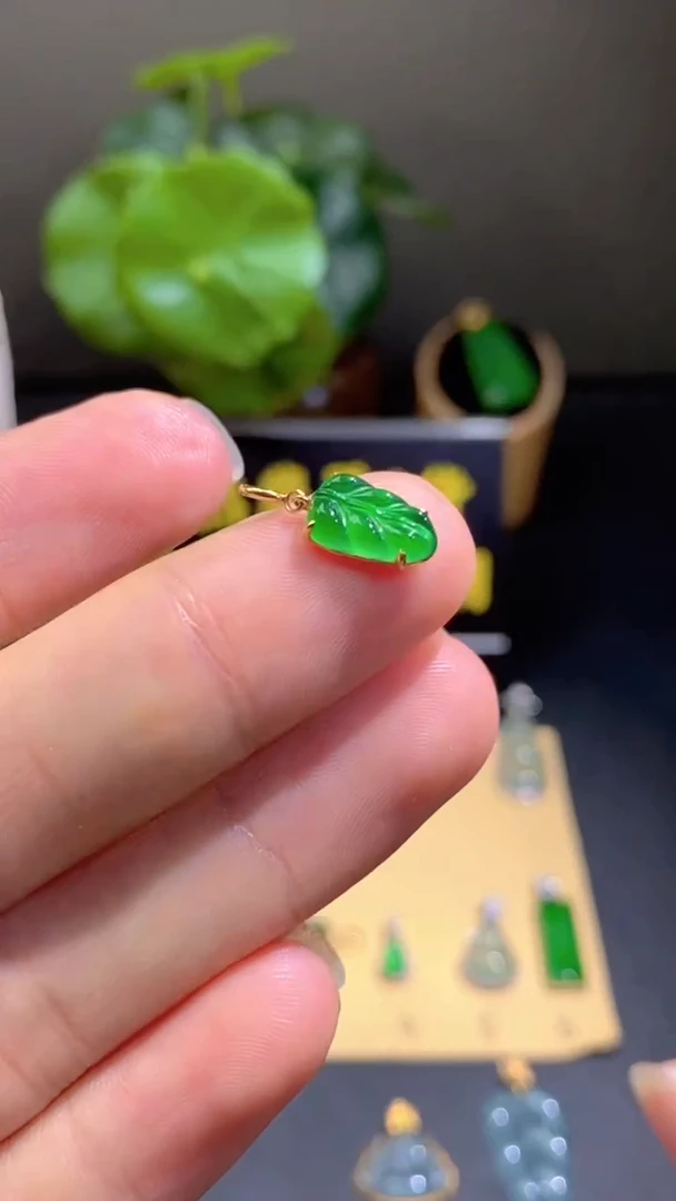 颈饰18K金镶嵌翡翠翡翠A货