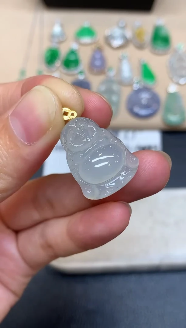 颈饰18K金镶嵌翡翠站佛【无服务费