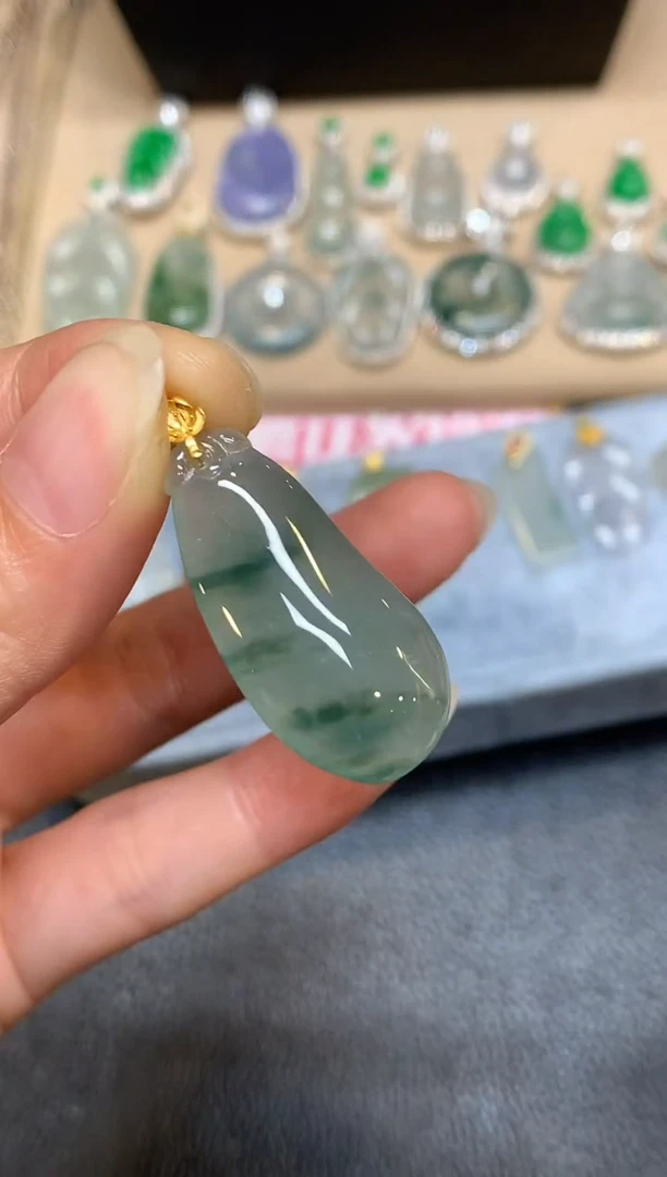 颈饰18K金镶嵌翡翠福瓜【无服务费