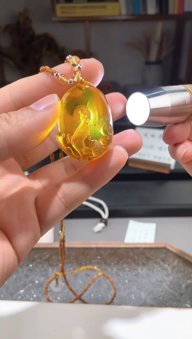 琥珀颈饰未镶嵌金棕珀唐马，马到成功