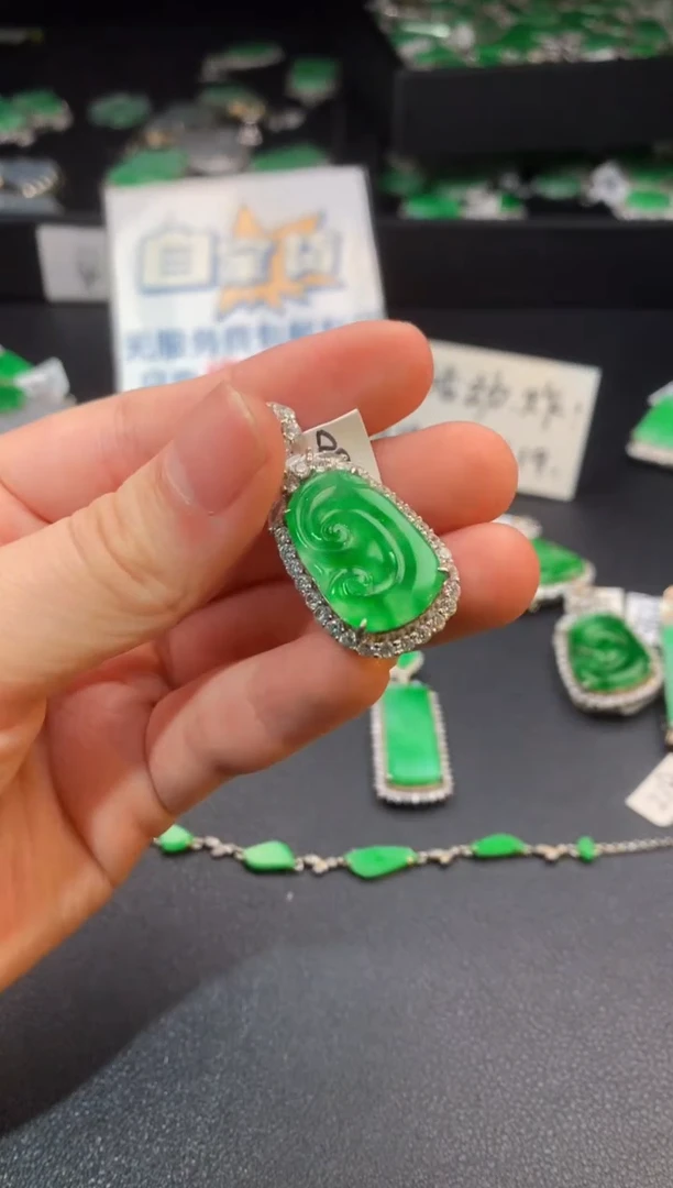 【闪购商品】翡翠颈饰银S925镶嵌翡翠1