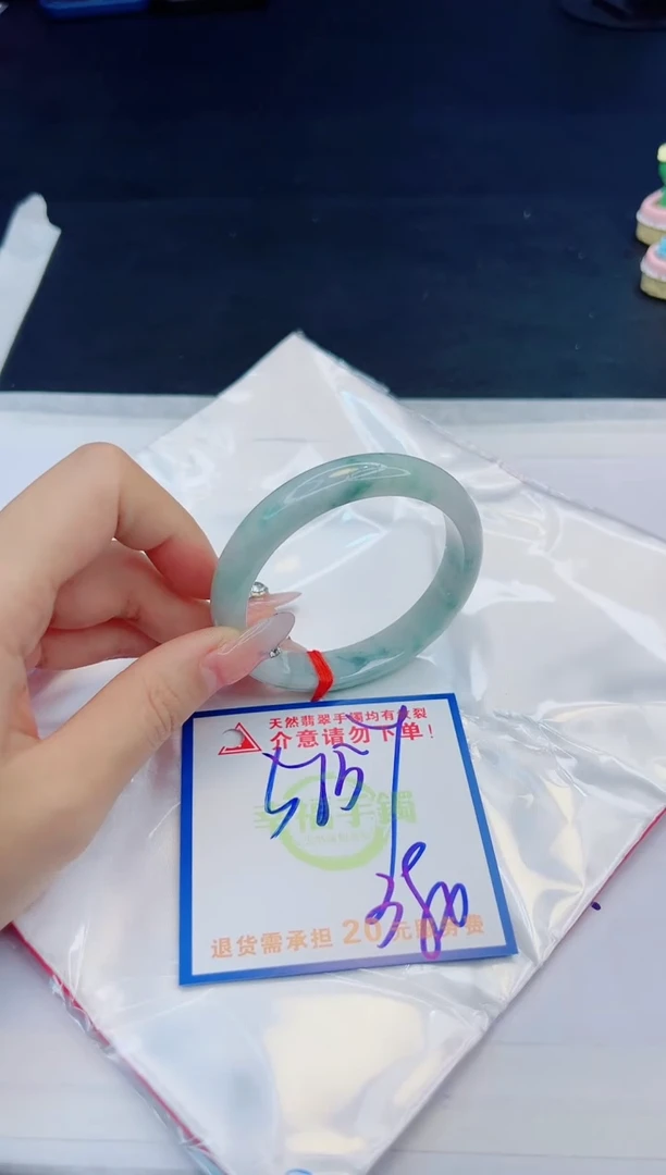 【闪购商品】翡翠手镯未镶嵌，质检证书图片色彩偏黑白
