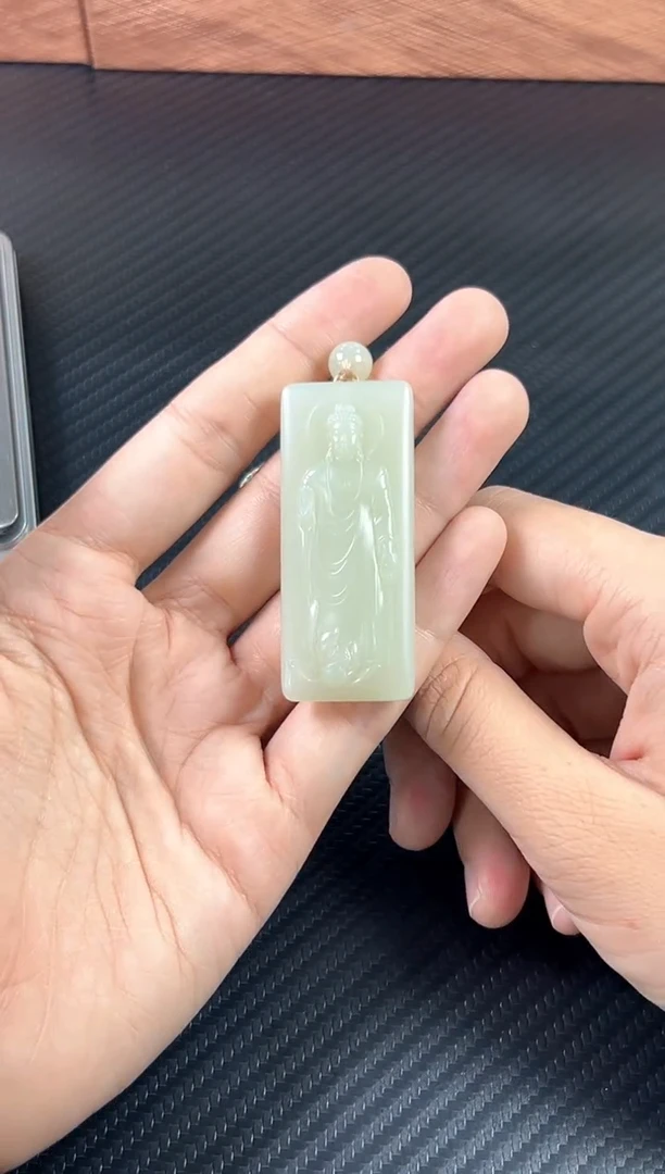 吊坠(赠链)未镶嵌和田玉且末微色差迪克兰一细